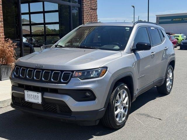 2022 Jeep Compass Latitude Lux in Billet Silver Metallic Clearcoat — front three-quarter view