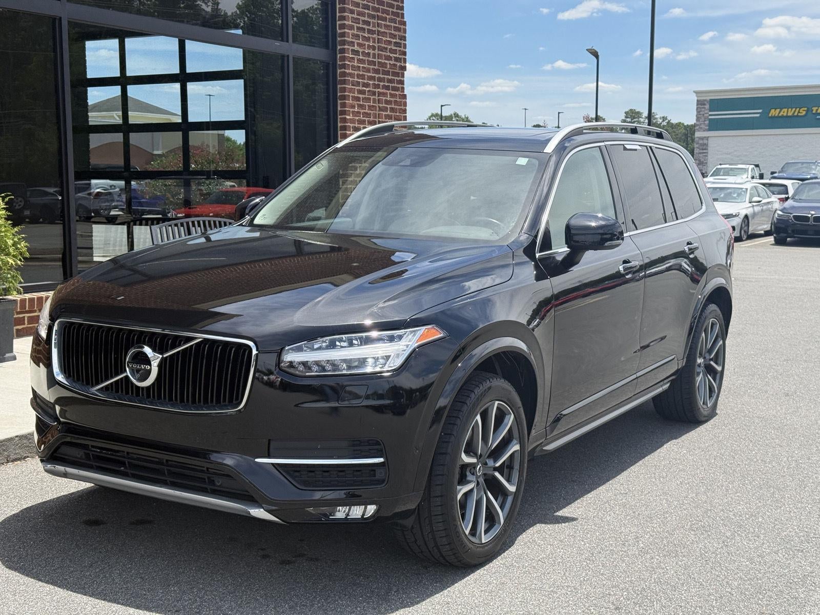 2018 Volvo XC90 Momentum in Onyx Black Metallic — front three-quarter view